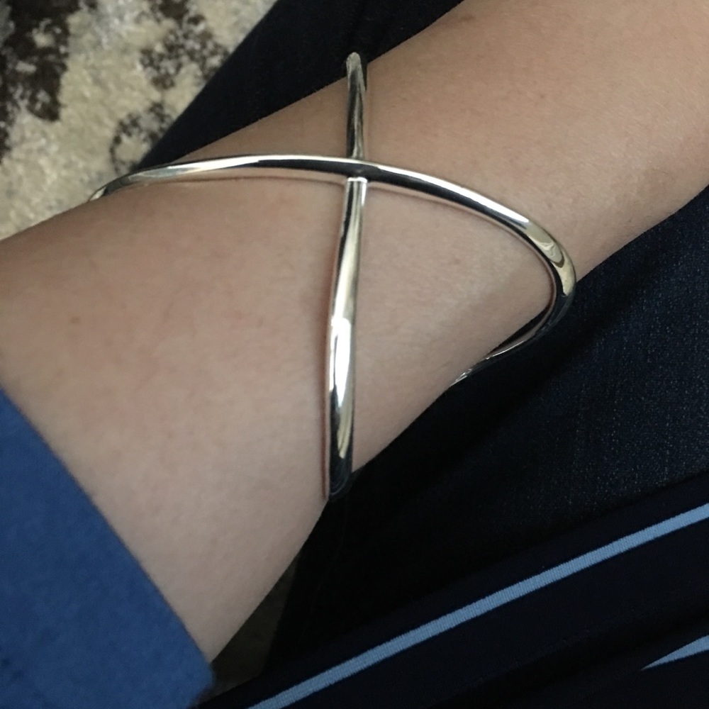 Sculpted X cuff - Picture 2 of 3
